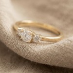 Diamantring - forlovelsesring Leda  med Lab Grown diamant 0,70 ct River-VS i gult gull - Ru-110700LG