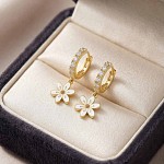 Kreoler i forgylt sølv med cirkonia og hvitveis. LIV - 701403