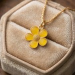 Smykke i forgylt sølv Gul smørblomst. LIV - 860509