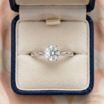 Forlovelsesring med Lab Grown diamant i 1.00 ct og River (E) - VVS2 - LG1001807hg