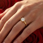 Forlovelsesring i gult gull med lab grown diamant 0,70 ct River (E) - VVS2. Diona - 18001070LGgg