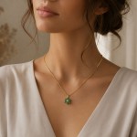 Diamantsmykke i gull med 0,03 ct W-Si & smaragder - bur320573