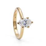 Forlovelsesring i gult gull med Oval Lab Grown diamant i 0.71 ct og River D VSI - JKR2600033