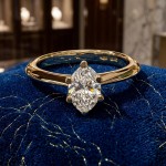 Forlovelsesring i gult gull med Oval Lab Grown diamant i 0.71 ct og River D VSI - JKR2600033