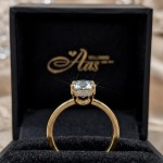 Forlovelsesring med Oval Lab Grown Radiant diamant 1,55 carat River (D)VVS2 i gult gull 14kt - HR0725Hgg