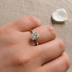 Forlovelsesring med Oval Lab Grown Radiant diamant 1,55 carat River (D)VVS2 i gult gull 14kt - HR0725Hgg