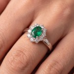 Diamantring i gull 14kt med smaragd og 0,56 ct TW-Si - coc5070257