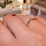 Forlovelsesring i gult gull med lab grown diamant 0,40 ct  River (D) - VS1. Leticia - 18007040LGgg