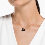 Swarovski smykke Iconic Swan pendant Swan, Black, Rose gold-tone plated - 5204134